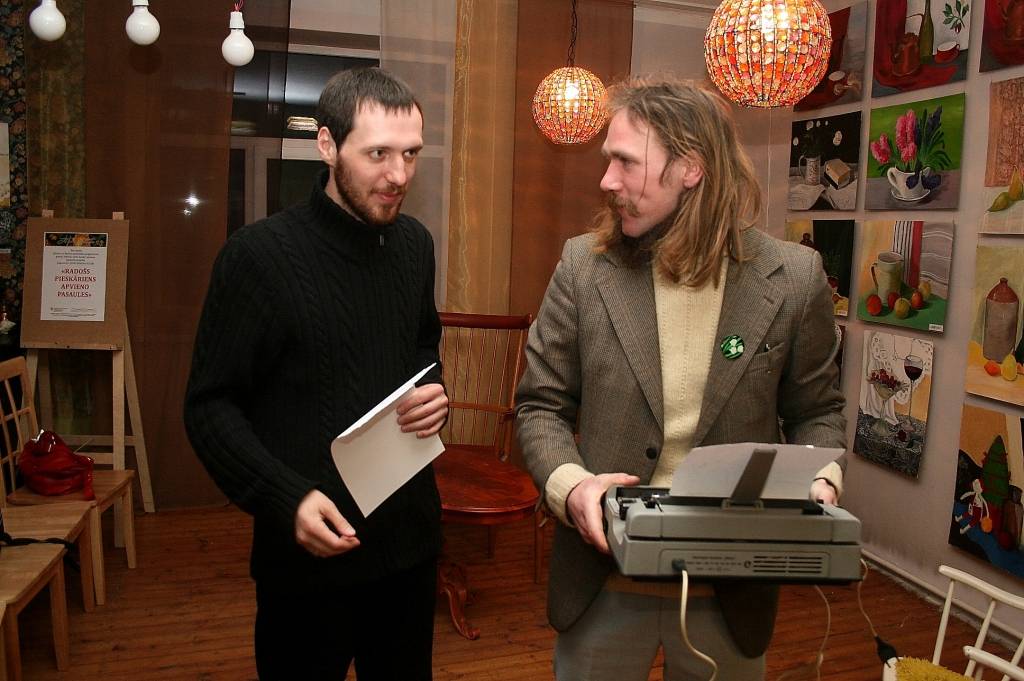 Rīgas dzejnieks Andris Ogriņš (pa kreisi) neslēpa sajūsmu par Liepājas dzejnieka Daiņa Ozoliņa dāvanu.
Autors: Uldis Dobelis