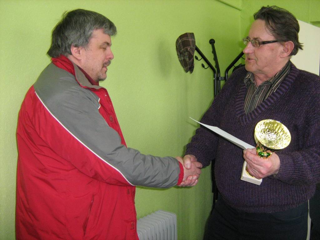 Sacensību tiesnesis Jānis Rūtiņš pasniedz kausu uzvarētājam Jurim Segliņam.
Autors: Rudīte Bērziņa