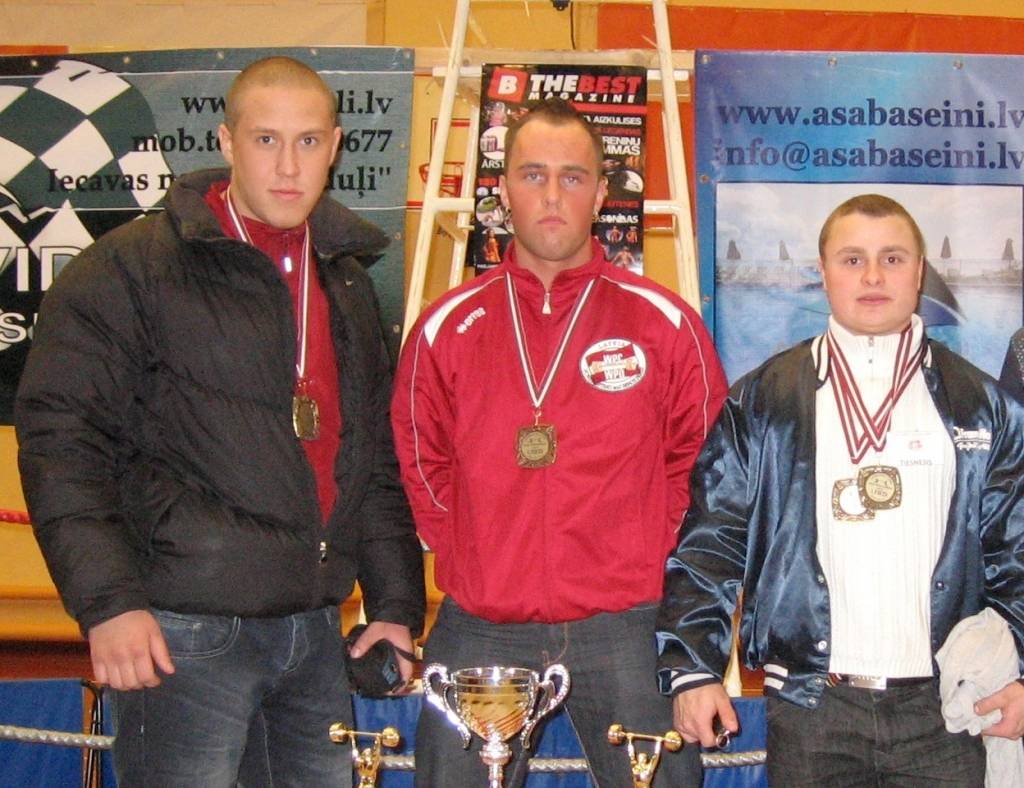 Latvijas kausa izcīņas pirmajā posmā ar uzvaru savās pirmajās sacensībās debitēja Pēteris Vītols (no kreisās), bet Latvijas rekordu laboja Kristaps Juškevičs un Artis Šteins (visi no Priekules komandas).
Autors: no Arta Šteina arhīva