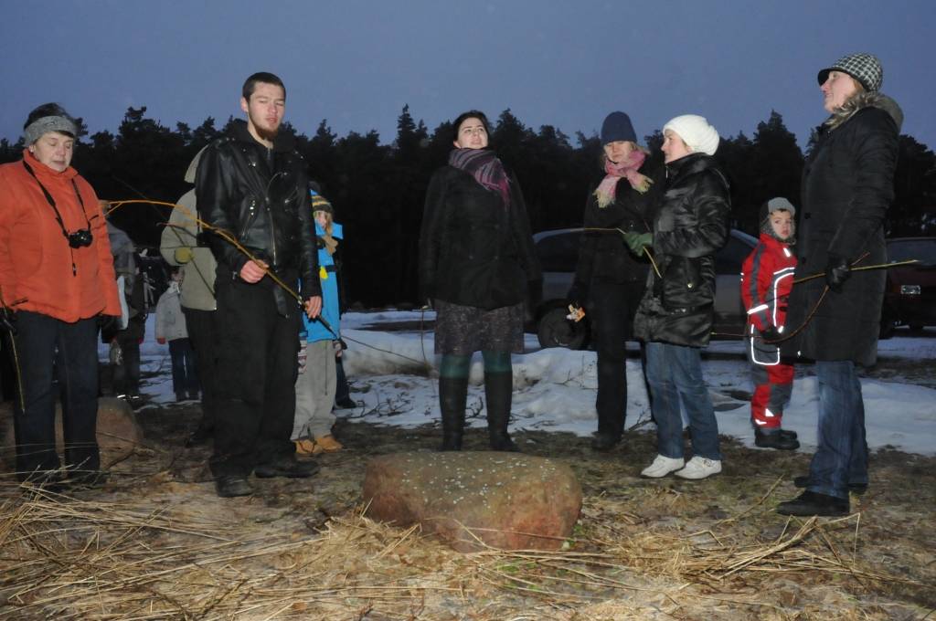 “Apaļš, kā pūpols, vesels, kā pūpols, slimībā ārā, veselība iekšā!” , kurš pašā Lielās dienas rīta agrumā saņēmis pērienu ar kārkla vicīti vai kadiķa zariņu un šādiem vēlējuma vārdiem – būs stiprs un možs visu vasaru, vēsta...
Autors: Sarmīte Štrausa