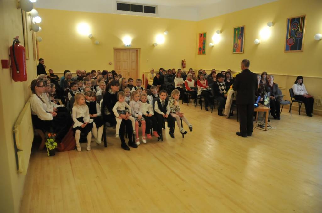 Ar atskatu vēsturē, sirsnīgiem sveicieniem, skolēnu sagatavotu lugu 