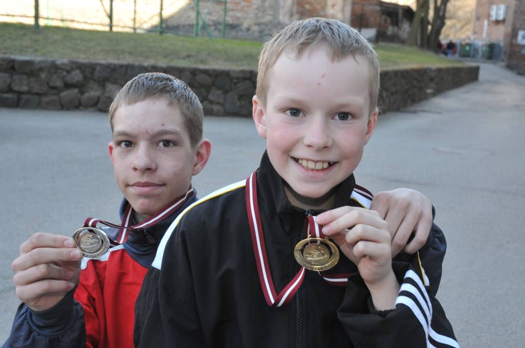 Brāļi Valdis (pa kreisi) un Ingus Bogdanovi lepni rāda savas tikko Latvijas čempionātā krosā iegūtās medaļas. 
Autors: Dainis Ģelzis