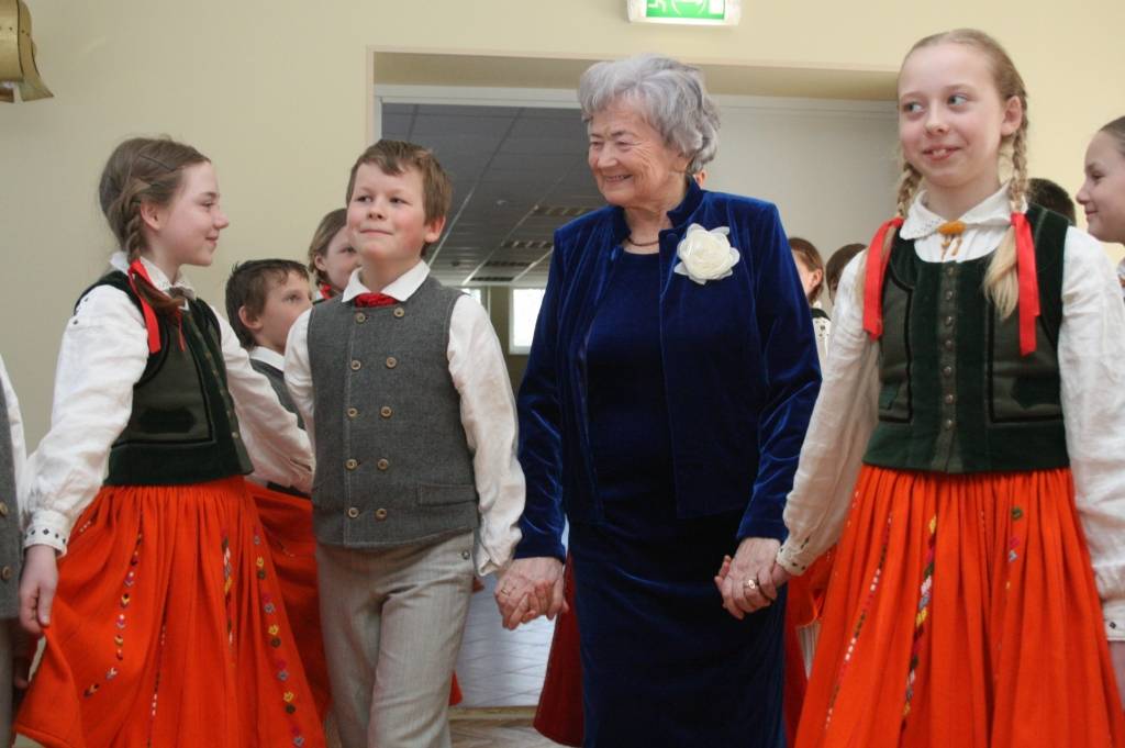 Nīcas kultūras namā pulcējās daudzi novada ļaudis, lai 80 gadu jubilejā sveiktu Mirdzu Pabērzu. Viņa agrāk strādājusi par skolotāju, skolojusi arī jaunos dejotājus. Pašlaik aktīvi iesaistās novada kultūras un sabiedriskajā dzīvē, vada...
Autors: Iluta Dreimane