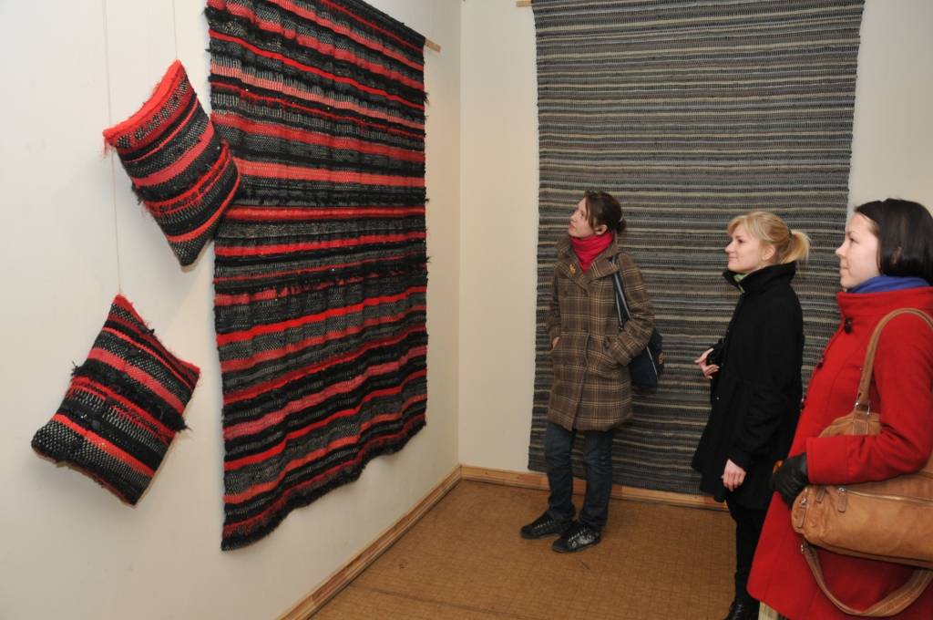 Tekstilmāksliniece Iveta Deģe kopā ar vienpadsmit citām audējām tradicionālajās aušanas tehnikās apvienojušas gan dabiskos, gan dažādus sintētiskos materiālus. 

Gan liepājniekiem zināmas mākslinieces, gan iesācējas vienojušās kopīgā...
Autors: Sarmīte Štrausa