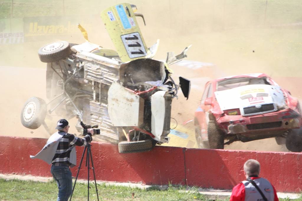 No Jāņa Bogdanoviča dzeltenā Ford Focus 2009. gada Mūsas posmā palika pāri tikai vraks. Šogad gan Jānis, gan auto atgriežas uz starta. 
Autors: www.autocross.lv