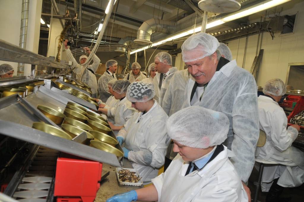 Zemkopības ministrs Jānis Dūklavs iepazīstas ar darbu 