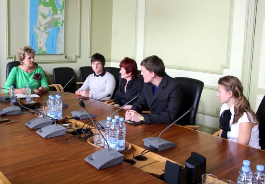 Konkursa dalībniekus ar Domes pateicības rakstiem un naudas balvu sveica priekšsēdētāja vietniece Silva Golde
Autors: Valerijs Liepa