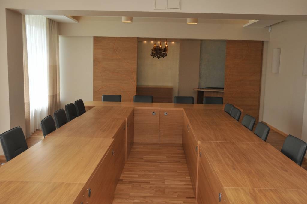 Lins, gaišs koks, dzintars ir vadmotīvi arhitektes Daces Ržepickas veidotajā domes Tradīciju zāles interjerā. Bīdāmās durvis rotā simbolisks ozols. Kad durvis aizvērtas, zāle ir lietišķa, tajā notiek domes sēdes. Durvīm atveroties,...
Autors: Ilze Vainovska