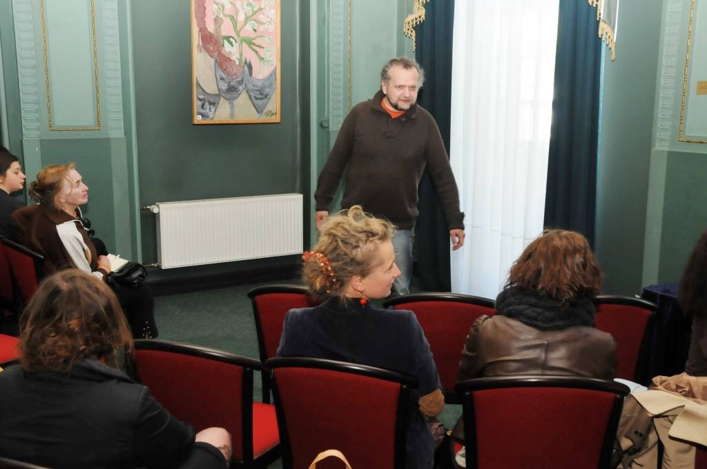 Ceturtdien un piektdien Liepājas teātrī dažādu paaudžu interesenti uzklausīja režisora un dramaturga Laura Gundara atziņas par lugu rakstīšanu. Viņu uzklausīt vēlējās vairāk nekā divdesmit interesentu. 

Patlaban viņš Liepājas teātrī...
Autors: Sarmīte Štrausa