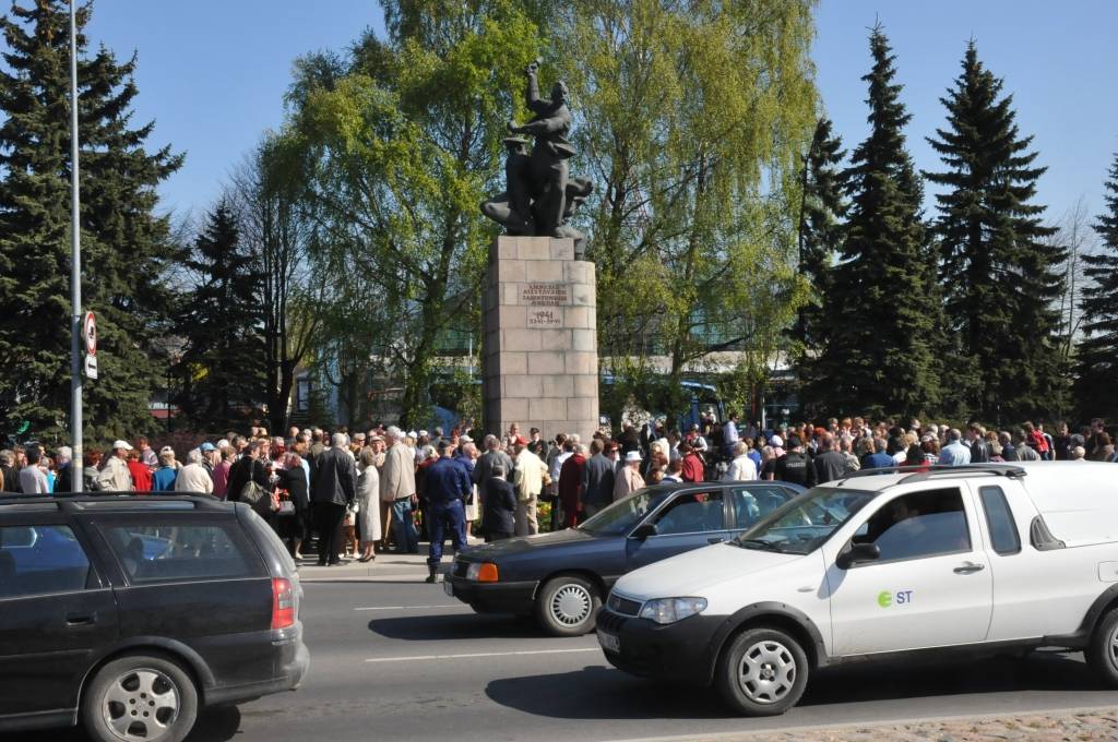 Pirmdien pie pieminekļa Liepājas aizstāvjiem notika atceres pasākums par godu Otrā pasaules kara beigām, atzīmējot Krievijā plaši svinēto Uzvaras dienu. Portāls novēroja, ka ziedus nolika vairāki simti cilvēku, tai skaitā Saeimas deputāts...
Autors: ReKurZeme, portāls