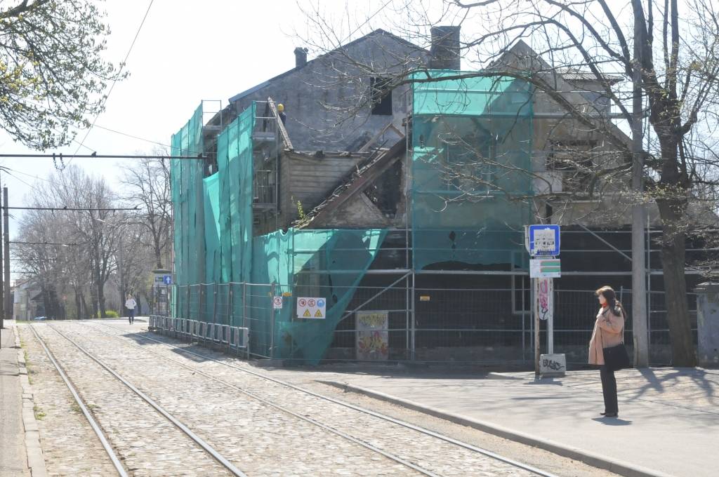 Šobrīd tiek demontēta ēka Krišjāņa Valdemāra ielā 32b.

Konkursā par tās nojaukšanu uzvarēja SIA 