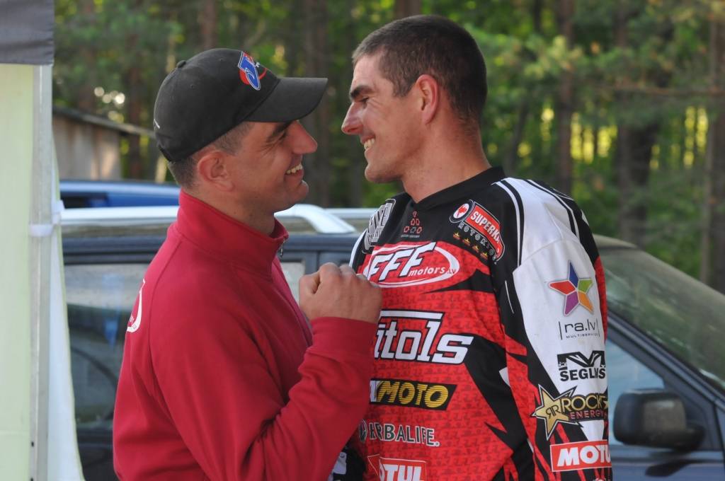 Lauri ar uzvaru sveic brālis Gatis (no kreisās)
Autors: Uldis Dobelis