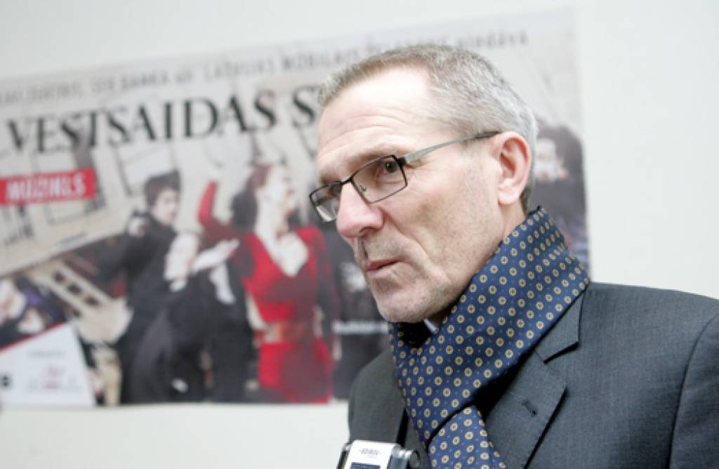 Šis ir pirmais gads, kad vienīgais Latvijas profesionālais teātris, kas pieder pašvaldībai, nav saņēmis nekāda veida dotācijas no valsts, jo vairs netiek piemaksāts par viesizrādēm reģionos, ar rūgtumu atzīst teātra vadītājs Herberts Laukšteins.
Autors: www.kasjauns.lv