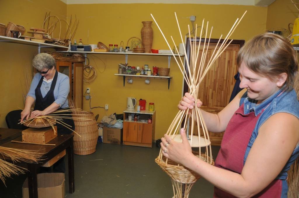 Ar asistenta palīdzību var iemācīties pīt arī pilnīgi neredzīgs cilvēks. Iespēju apgūt pīšanas prasmes izmanto ne tikai liepājnieki vai tuvējo novadu iedzīvotāji. Piemēram, kuldīdznieks Aivars Lībergs nodarbības apmeklē jau ceturto gadu....
Autors: Ilze Vainovska