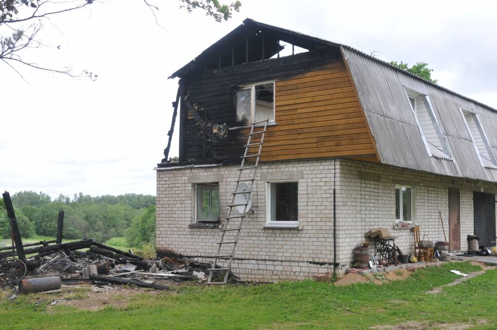 9. jūnija vakarā no zibens spēriena Cīravas pagasta 