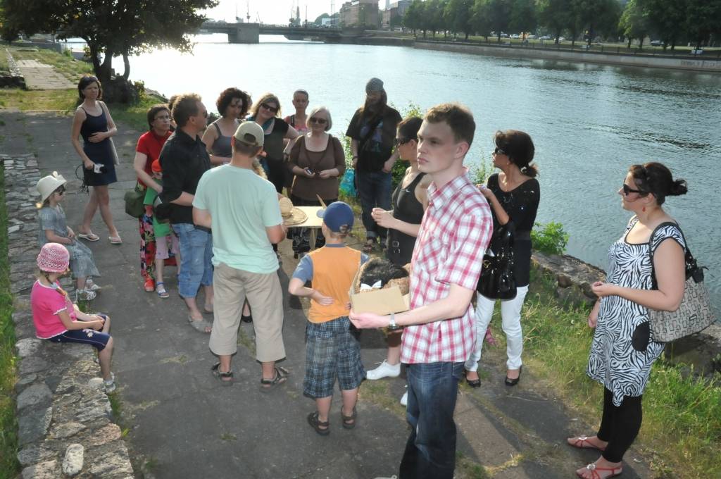 Šovakar, 8. jūnijā, ne tikai Rīgā, Daugavpilī, Aizputē un citviet Latvijā un pasaulē, bet arī Liepājā notika simboliskie 