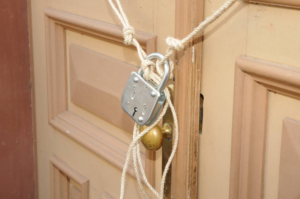 Liepājā 1.jūnijā atklāja Amatnieku namu. Remontdarbi ilguši trīs mēnešus, palīdzējuši arī 100 latu programmā iesaistītie.

Divos stāvos iekārtojušās darbnīcas, ir mācību un izstāžu zāle, kur ik mēnesi plānota ekspozīcijas maiņa, ir telpas...
Autors: Ilze Vainovska