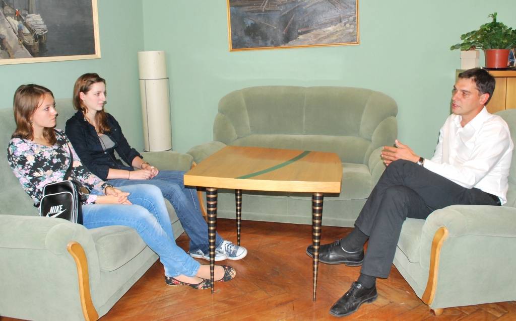 Attēlā no kreisās puses Samanta Kalēja, Kristīna Korbita un Domes priekšsēdētāja vietnieks Gunārs Ansiņš.
Autors: Evita Enģele