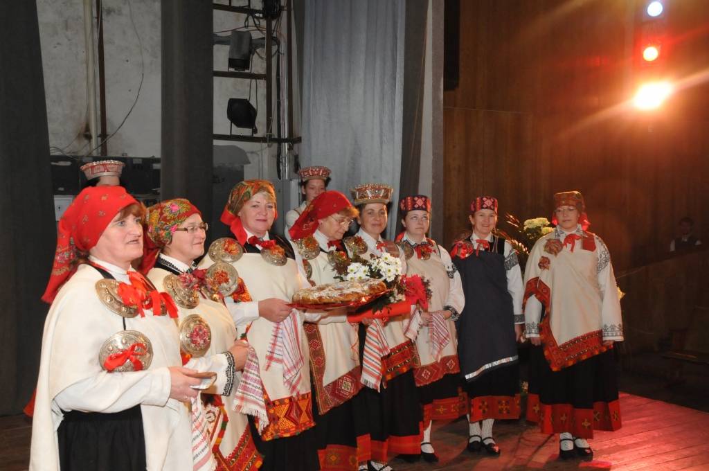 Bārtas etnografiskā ansambļa dalībnieces uz Kurzemnieku dienu Ikšķilē posīsies savās krāšņākajās svētku rotās
Autors: Dainis Ģelzis