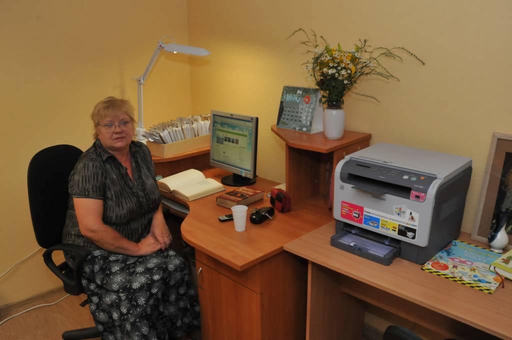 Vērgales bibliotēkas bibliotekārēm Benitai Baltrunei un Ligitai Ginterei ir patīkami uzkalusīt apmeklētāju komplimentus par gaišajām un gaumīgi iekārtotajām telpām.
Autors: ReKurZeme, portāls