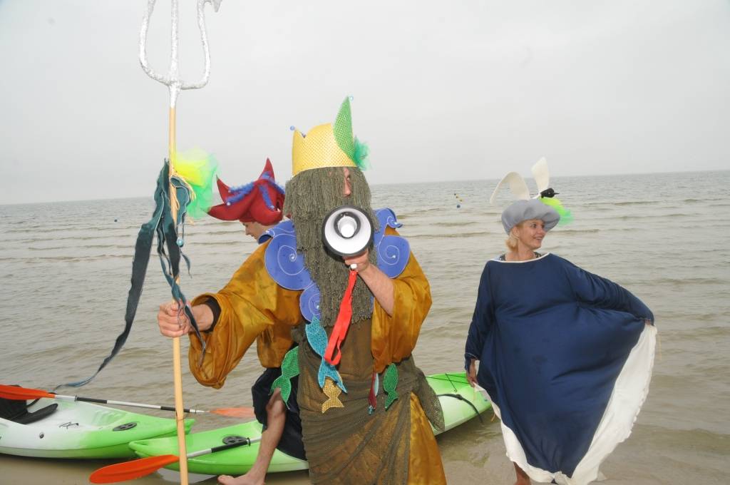 Sestdien pulksten 12 Liepājas pludmalē krastā kāpa Neptūns ar svītu, un nelielais viņu sagaidītāju pulks varēja piedalīties dažādās atrakcijās. Vēlāk Promenādē, angārā pie vecās Muitas ēkas, tika atklāta izstāde 