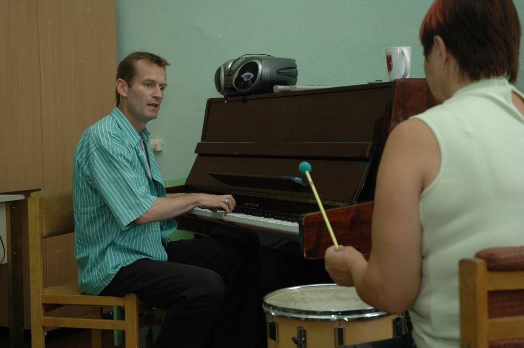 Vācu mūzikas terapeits Rainers Hauss vada nodarbību Liepājas mūzikas terapijas centrā. 
Autors: Dainis Ģelzis