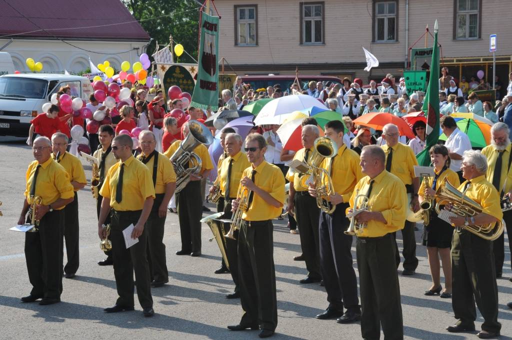 Lielākais notikums pilsētas svētkos sestdien bija gājiens, kurā pulcējās gan pilsētnieki, gan novadnieki un viesi, piedomājot pie atraktīviem tērpiem un jautra noskaņojuma. 