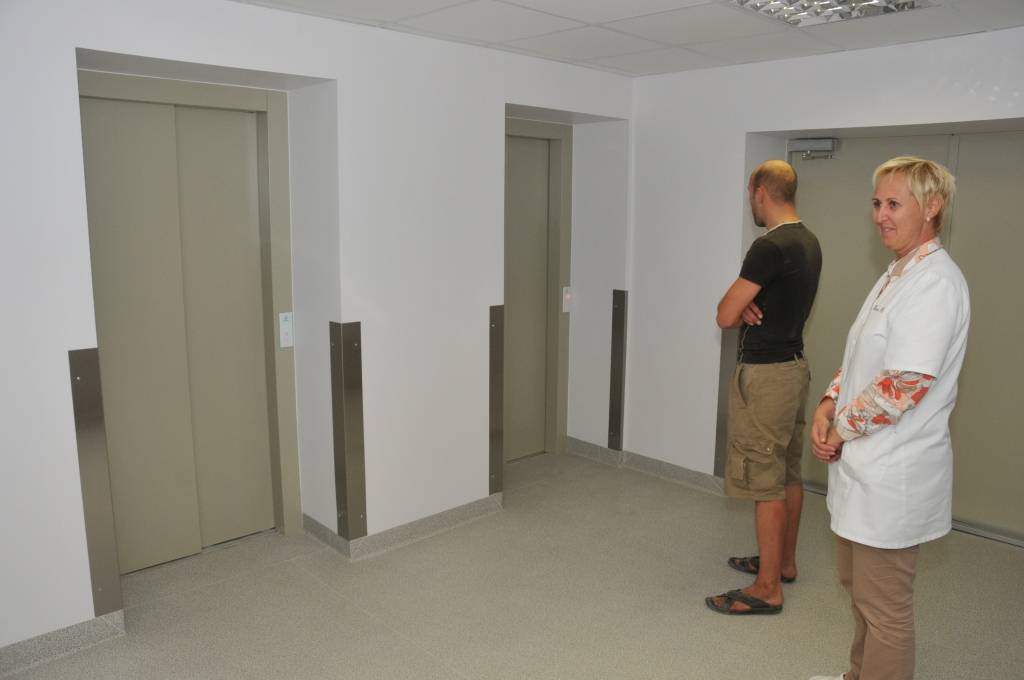 Ceturtdien, 11. augustā, svinīgi tika iemēģināti jaunie lifti - trīs pasažieru un divi personāla. Gatavs ir arī virtuves lifts, ko izveidoja no līdzšinējiem diviem maziem liftiem. To izmantos arī ugunsdzēsēji. Visi lifti ir lēngaitas -...
Autors: Ilze Vainovska