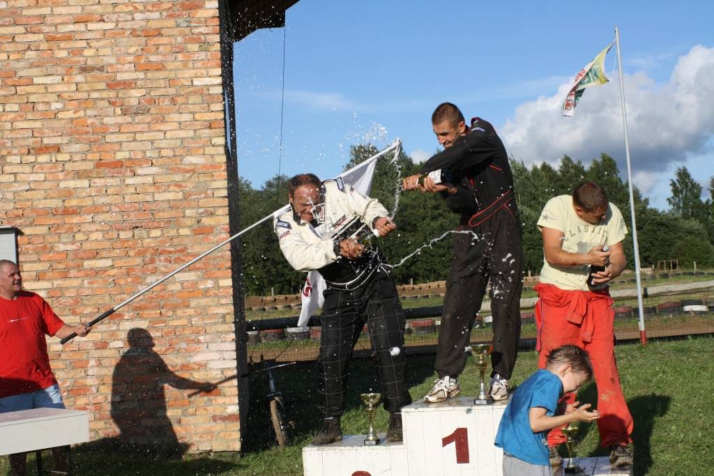 Fotografa Renata Astrauska bildes no kravas automašīnu sacensībām Latvijas autokrosa čempionāta posmā Priekulē 6. augustā.