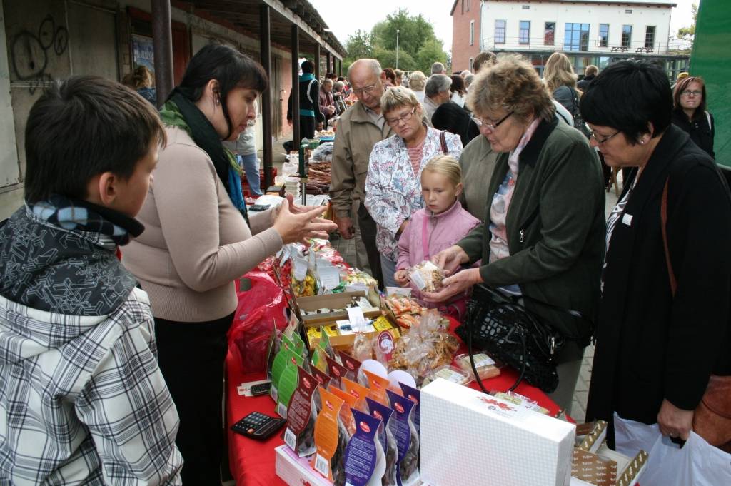 Šodien, 17. septembrī,  Durbē, laukumā pie viesu mājas 