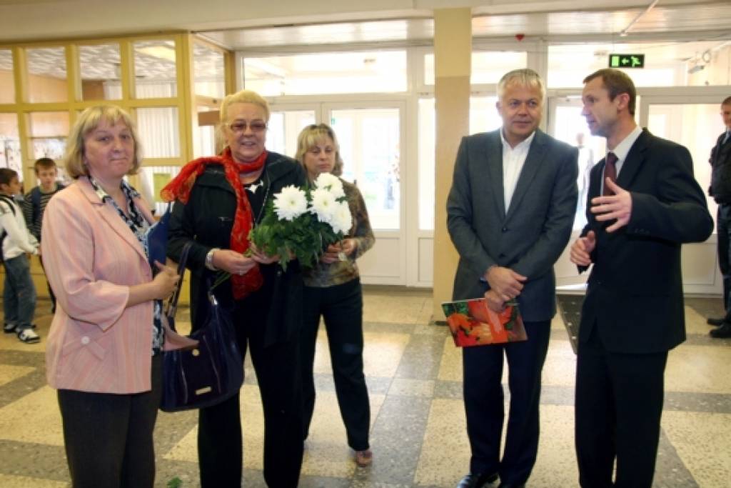 Liepājas domes priekšsēdētājs Uldis Sesks un deputāte Irēna Opšteine apmeklēja Liepājas 15. vidusskolu.
Autors: Valerijs Liepa