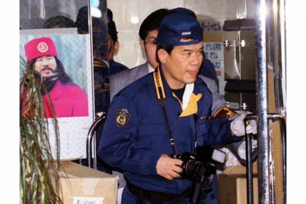 Pēc tam kad Aum Shinrikyo sektanti 90. gadu vidū Japānā nogalināja 12 cilvēku, policijas reidi notikuši visās sektas mītnēs. Kopš tā laika sekta daudzviet pasaulē ir aizliegta.
Autors: AFP/LETA