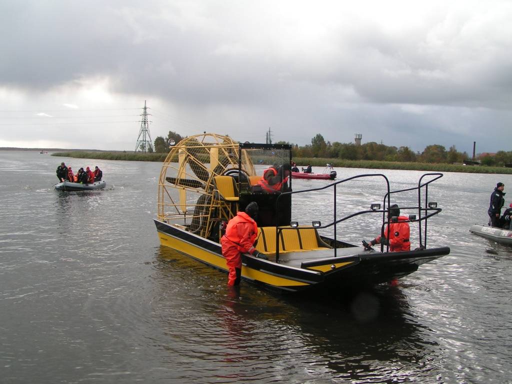 Šodien, 13.oktobrī, Liepājas lidostā un Liepājas ezera apkārtnē notika Civilās aizsardzības mācības - tika imitēta pasažieru lidmašīnas avārijas nolaišanās ezerā. Cietušo lomā iejutās Jūras spēku flotiles karavīri un Zemessardzes 44....
Autors: Uldis Dobelis
