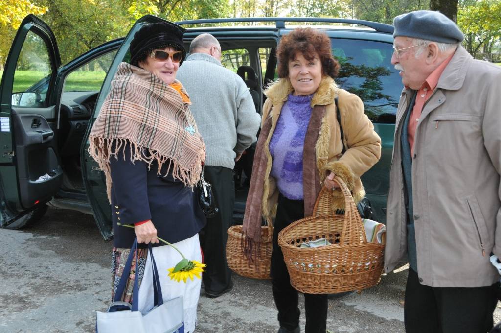 Kad gan vēl tuvāku un tālāku kaimiņu priekša dižoties, ja ne rudenī, kad vasarā audzētais un sarūpētais nolikts pie vietas? 

Sestdien, 8. oktobrī, bārtenieki bija ielūguši pie sevis visu pārējo Grobiņas novada pagastu ļaudis, lai paši...
Autors: Sarmīte Štrausa