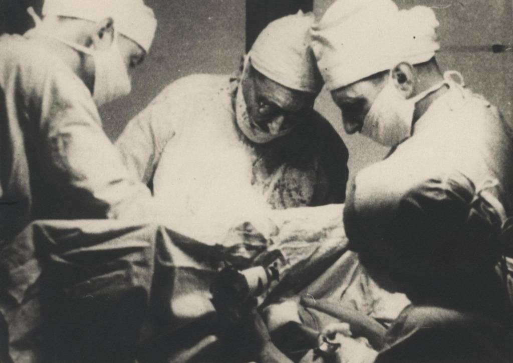 Operē ķirurgi Dr. Klēšmits, Dr. Zandbergs, Dr. Ziks.
Autors: No muzeja arhīva