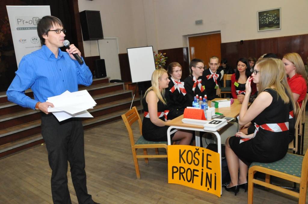 Konkursa vadītāja Uģa Joksta teiktajā ieklausās Liepājas Valsts tehnikuma komanda “Košie profiņi”. 
Autors: Dainis Ģelzis