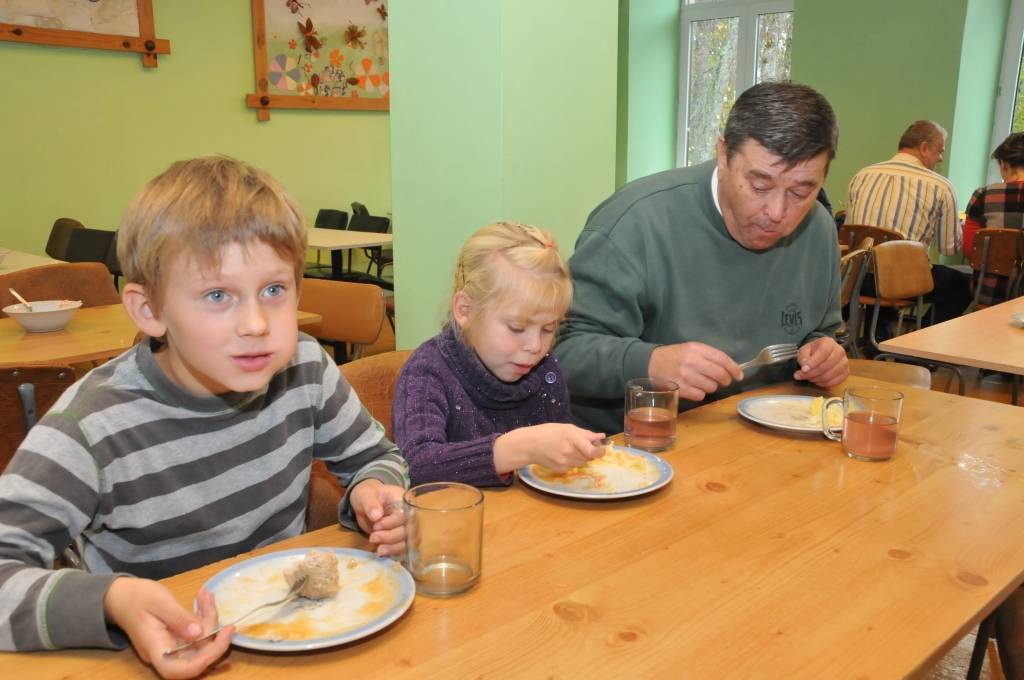 Deputāts Genādijs Jefimovs pusdieno Gaviezes pamatskolas ēdnīcā.
Autors: Dainis Ģelzis