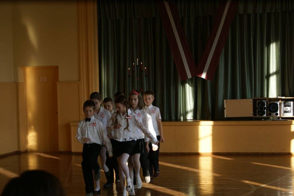 Lāčplēša dienas svinībām skolēni gatavojās arī Rucavā, mācoties defilē programmu.
Autors: ReKurZeme, portāls