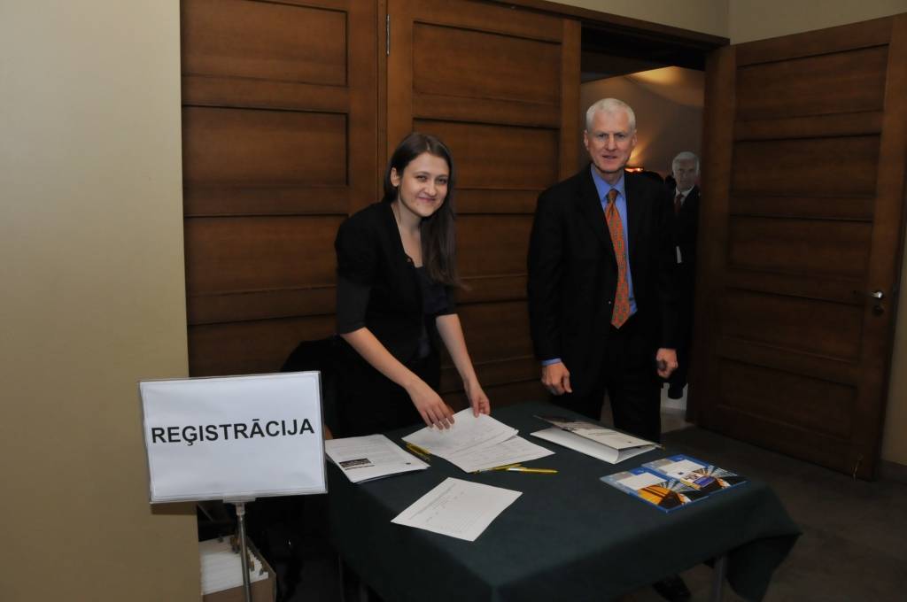 Trešdien, 9. novembrī, Liepājā notika apaļā gada diskusija un forums par finanšu krīzes pārvarēšanas un stabilizācijas perspektīvām, reģionālās attīstības un nodarbinātības jautājumiem. Uz interesenti jautājumiem atbildēja Eiropas...
Autors: ReKurZeme, portāls