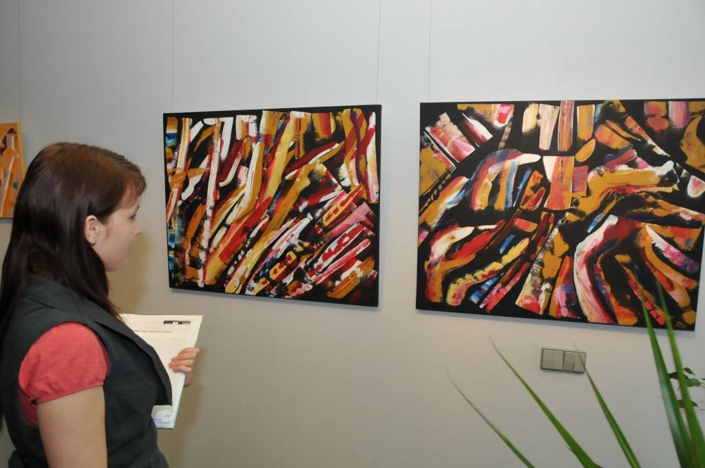 Par zudušo seno Prūsiju un Kursu mākslinieks Valdis Mackars var runāt stundām. Ik pa laikam viņš par tām atgādina savos darbos, arī patlaban UBP galerijā skatāmajā izstādē 