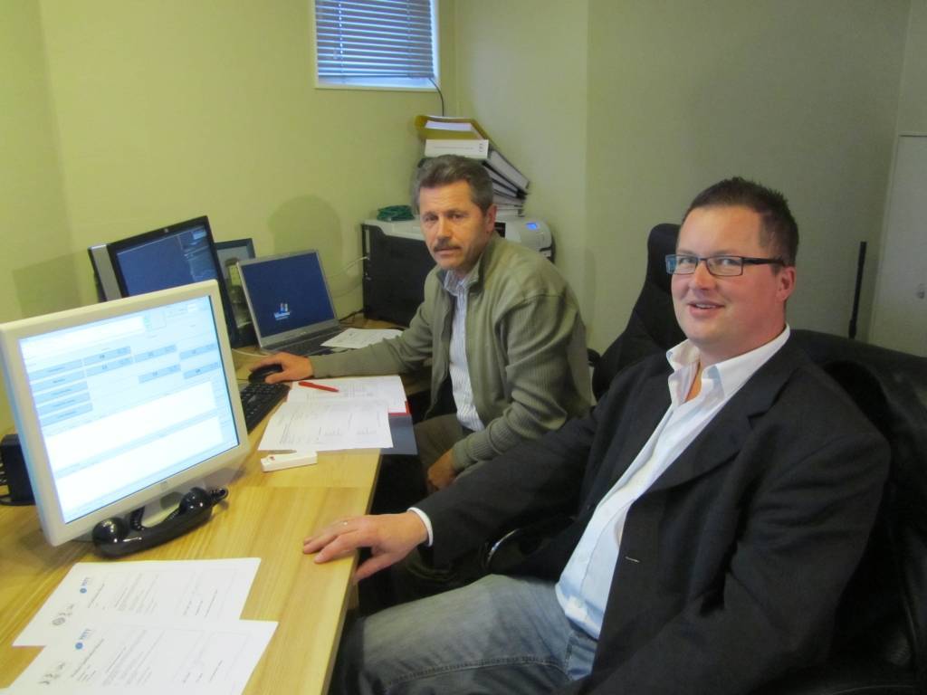 Liepājas ostas Kuģu vadības dienesta radiooperators Uldis Sveilis un 