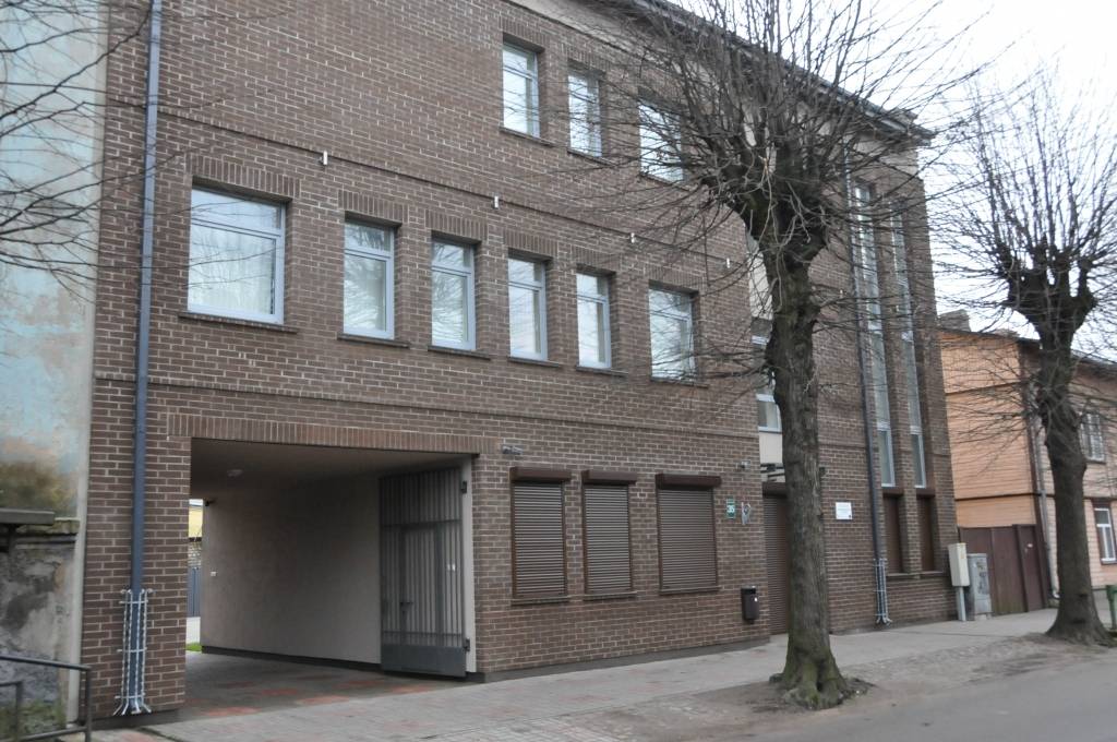 No jaunā gada Surdotehnikas centrs Liepājā atradīsies nevis Pasta ielā, bet 1905. gada ielā 35, kur uzcelts jauns sociālās rehabilitācijas centrs vājdzirdīgiem un nedzirdīgiem cilvēkiem. Liepājas Nedzirdīgo biedrība tur jau nosvinējusi...
Autors: ReKurZeme, portāls