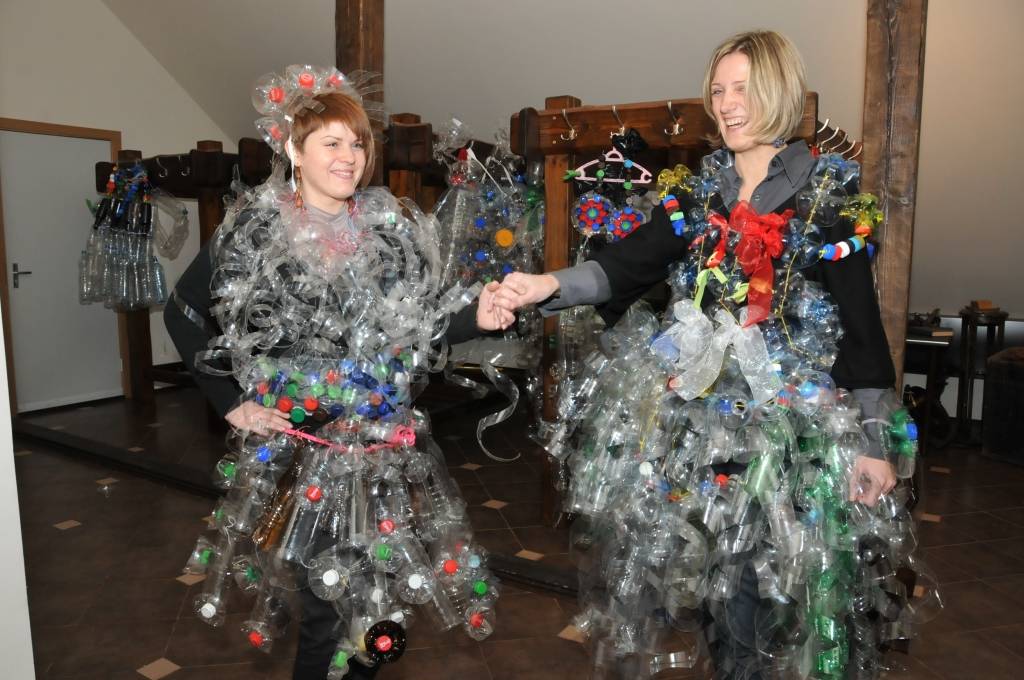 Noslēdzies SIA “Liepājas RAS” radošo ideju konkurss PET pudeļu otrreizējai izmantošanai. Tam atsaucās skolēni un studenti un no pudelēm un to sastāvdaļām izveidoja tērpus. Par labāko atzīta Durbes vidusskolas 2. klases skolēnu izgatavotā...
Autors: Anita Platace