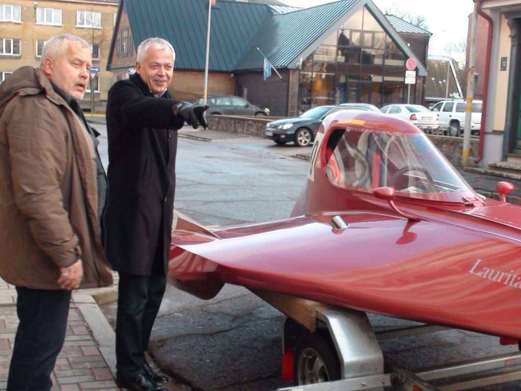 5. decembrī Liepājas mērs Uldis Sesks pie pilsētas domes ar labiem ceļa vārdiem uz starptautisko izstādi-forumu 