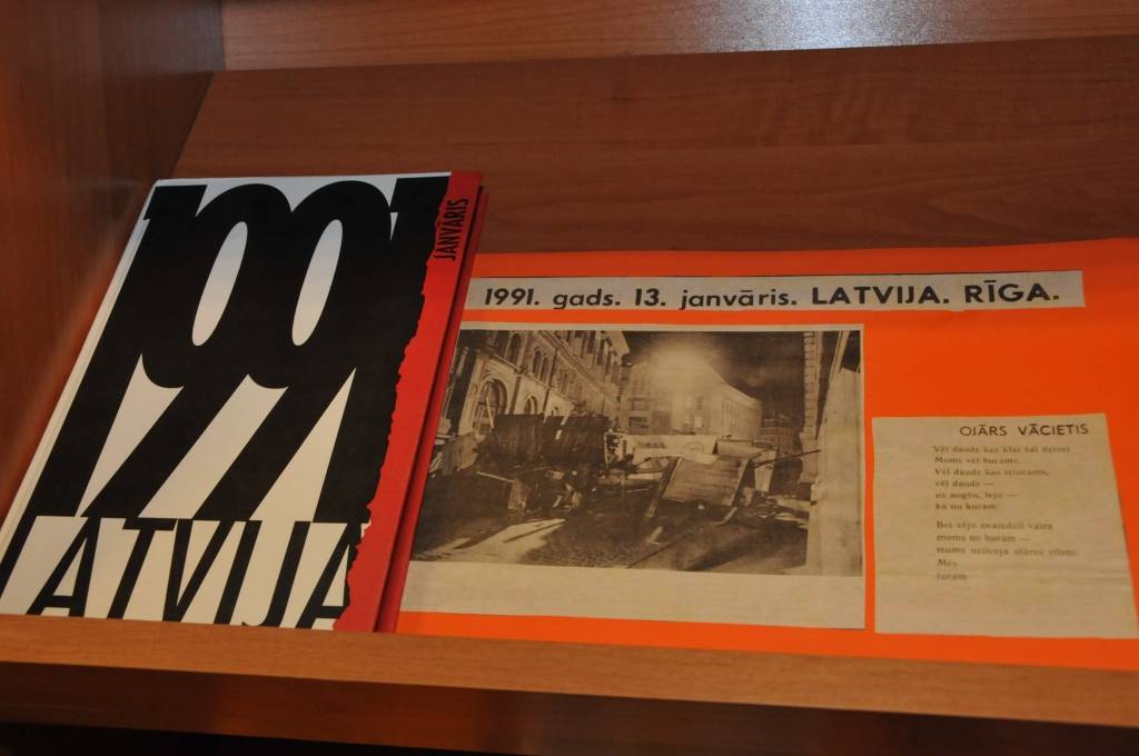 Katru mēnesi bibliotēkā mainās tematiskās literatūras izstādes, stāsta Grobiņas pilsētas bibliotekāre Valda Cepurīte. Šomēnes izstāde veltīta 1991. gada barikāžu notikumiem.

