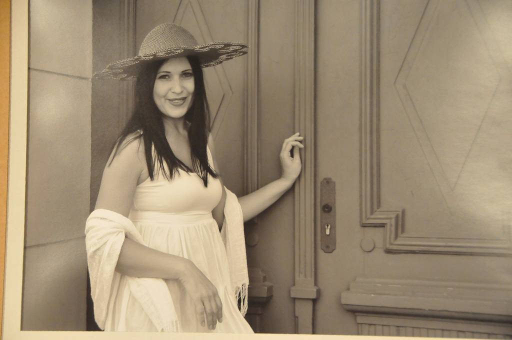 Dizaineres Aina Mālmeistere un Iveta Pērkone no Rīgas aicina apskatīt gofrētā kartona cepuru izstādi 