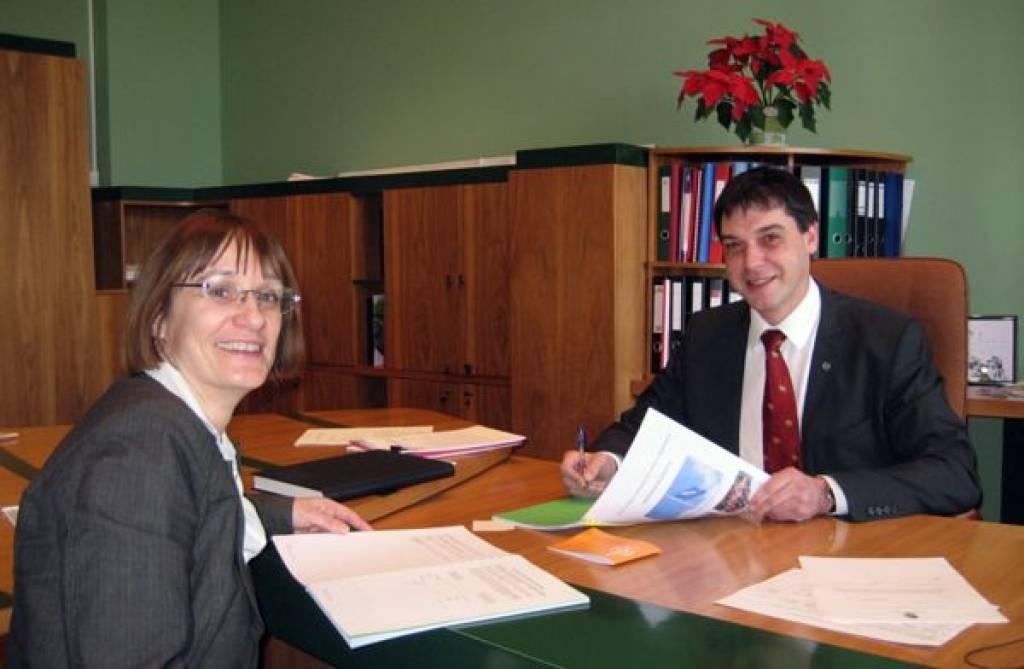 Gunārs Ansiņš un vides speciāliste Dace Liepniece izskata pieteikumu uz Zilo karogu.
Autors: Sabīne Priediena