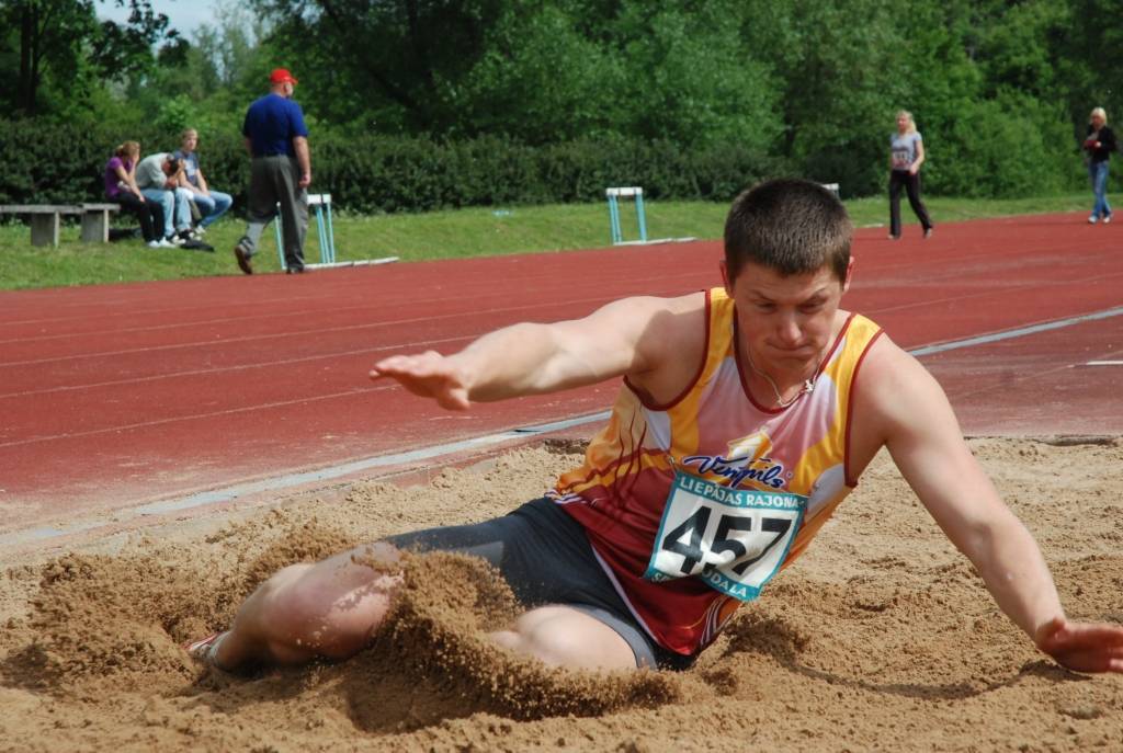 Uz vietu Aizputes novada komandas sastāvā vieglatlētikā kandidē ar šā gada pasaules junioru čempions bobslejā Helvijs Lūsis. Aizputes pagasta sportistam gan vēl ir jāizpilda Latvijas trešās Olimpiādes normatīvs.
Autors: Uldis Dobelis