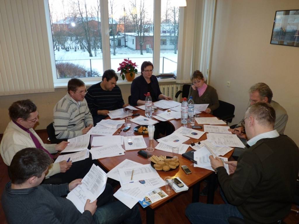 Nīcas domes deputāti lemj par pašvaldības budžetu.
Autors: www.nica.lv