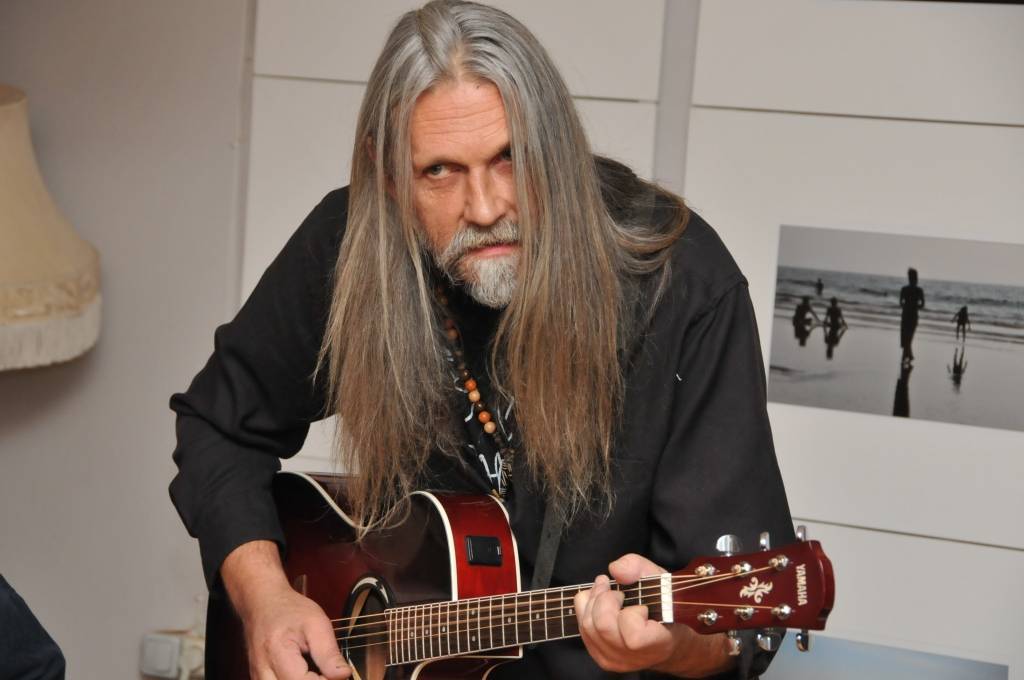 Andrim Černovam paņemot ģitāru, parasti iestājas klusums, bet kādu brīdi arī viņš, acis aizvēris, vēl klusē kā lūgšanā, pirms sākt spēlēt.
Autors: uldins